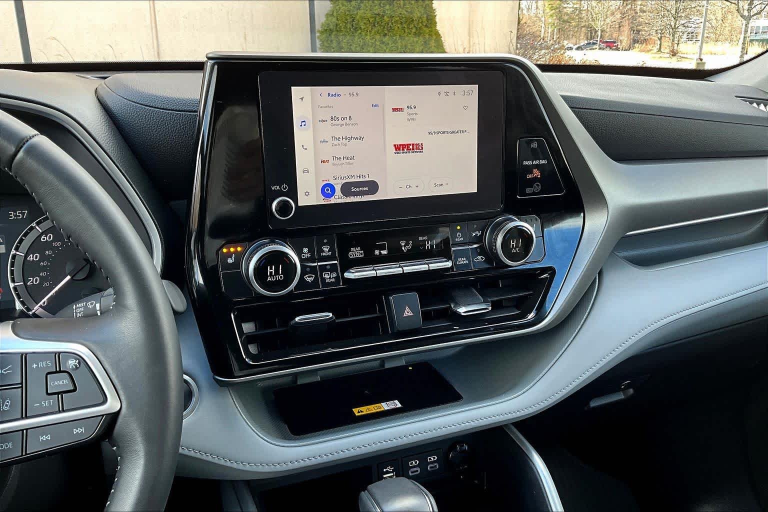 2025 Toyota Highlander XLE - Photo 7