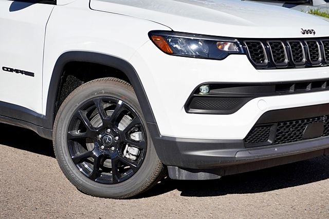 New 2026 Bright White Clearcoat Jeep Latitude image 3