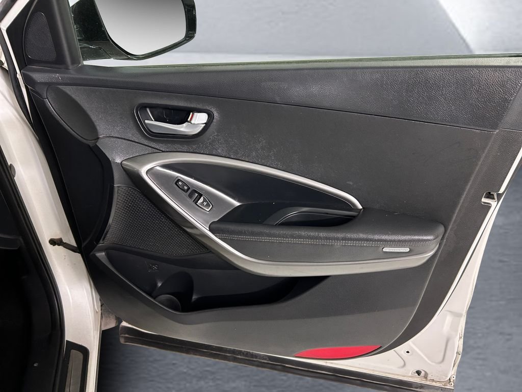 Used 2019 White Hyundai SE image 15
