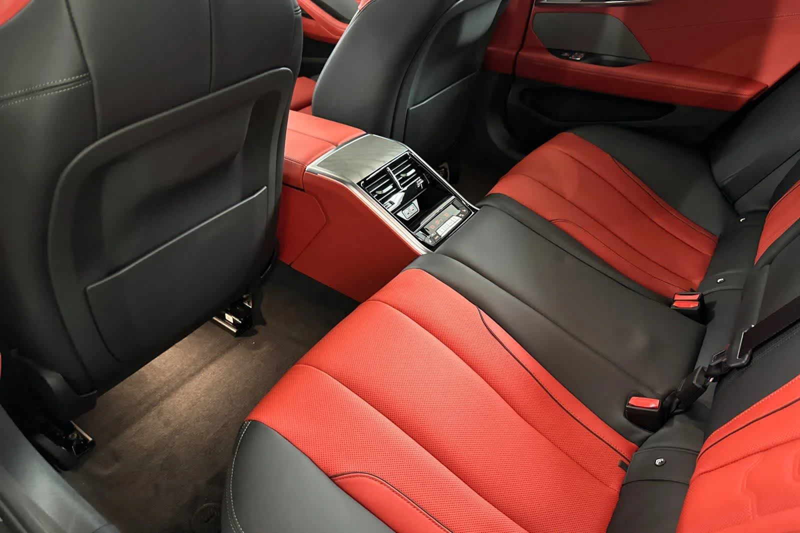 2026 BMW 8 Series 840i - Photo 4