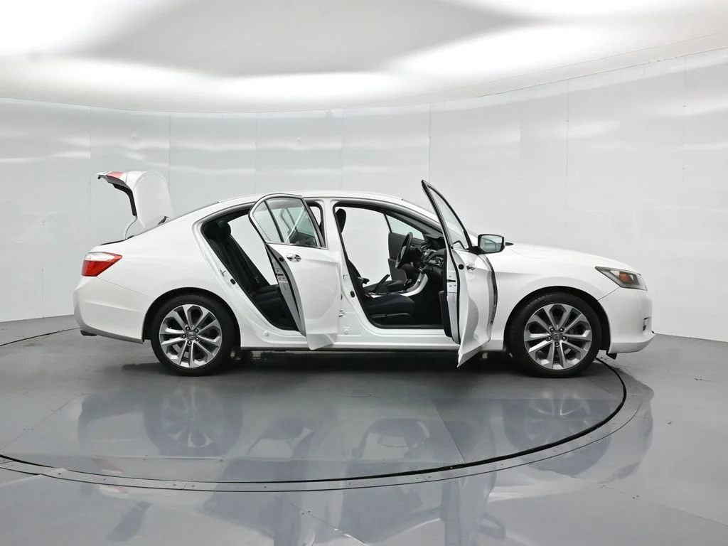 Used 2013  Honda Sport image 3
