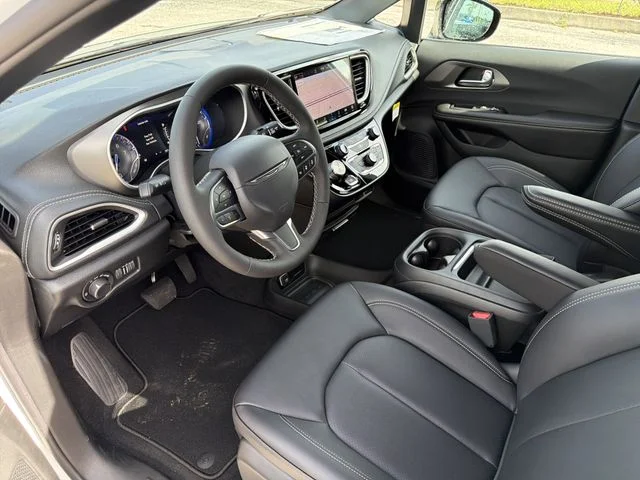 New 2027 Bright White Clear-Coat Exterior Paint Chrysler Select image 19