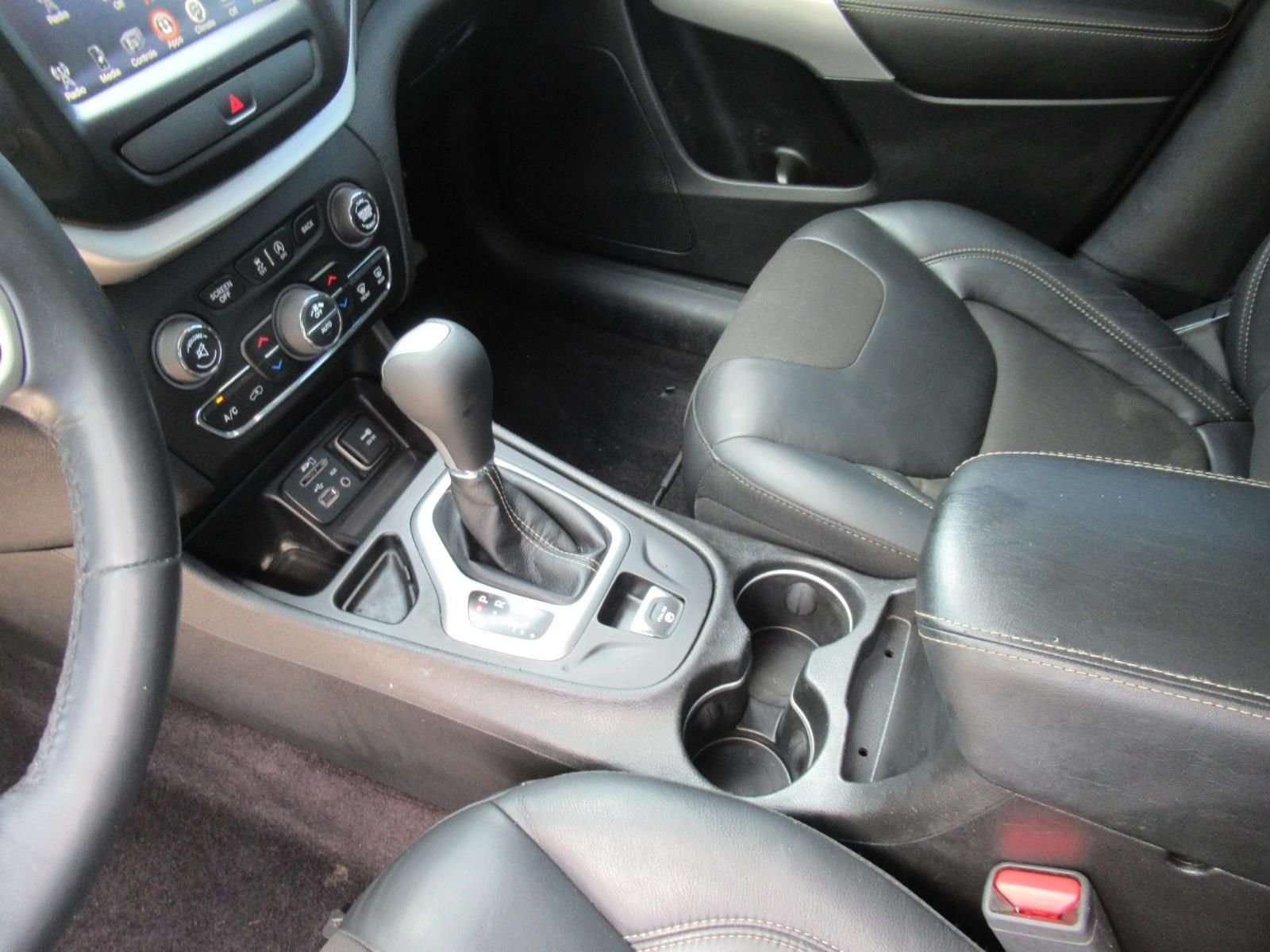 Used 2018 White Jeep Latitude Plus image 16