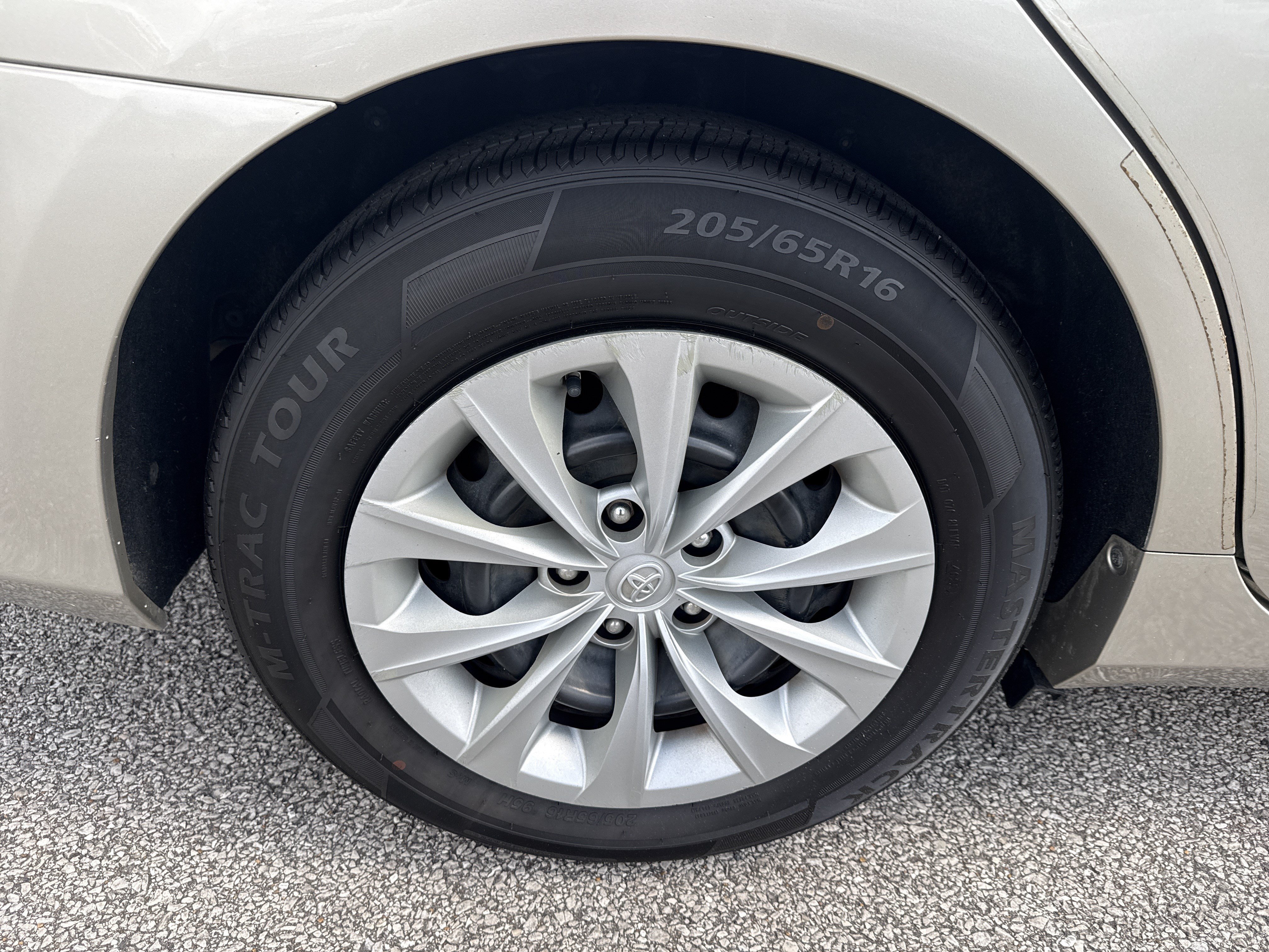 Used 2015 Gold Toyota LE image 17