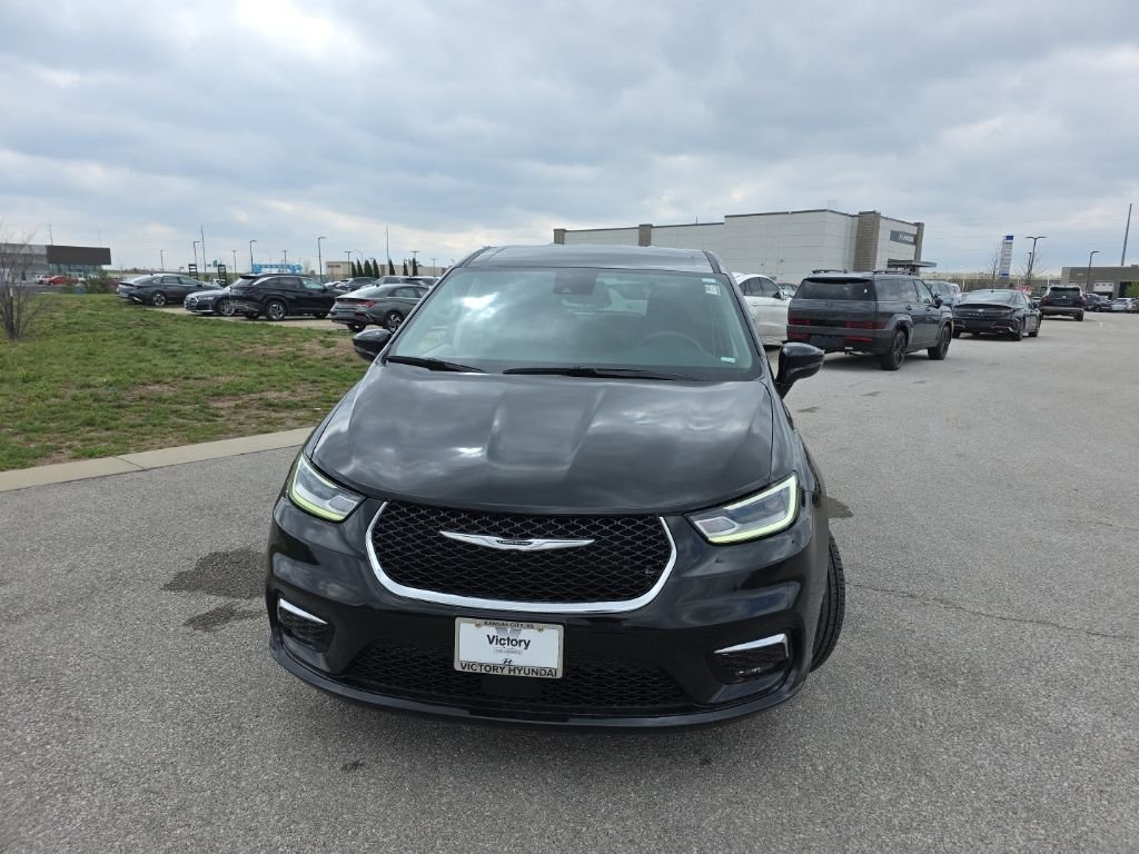 Used 2024 Chrysler Pacifica Touring L with VIN 2C4RC1BG4RR179922 for sale in Kansas City