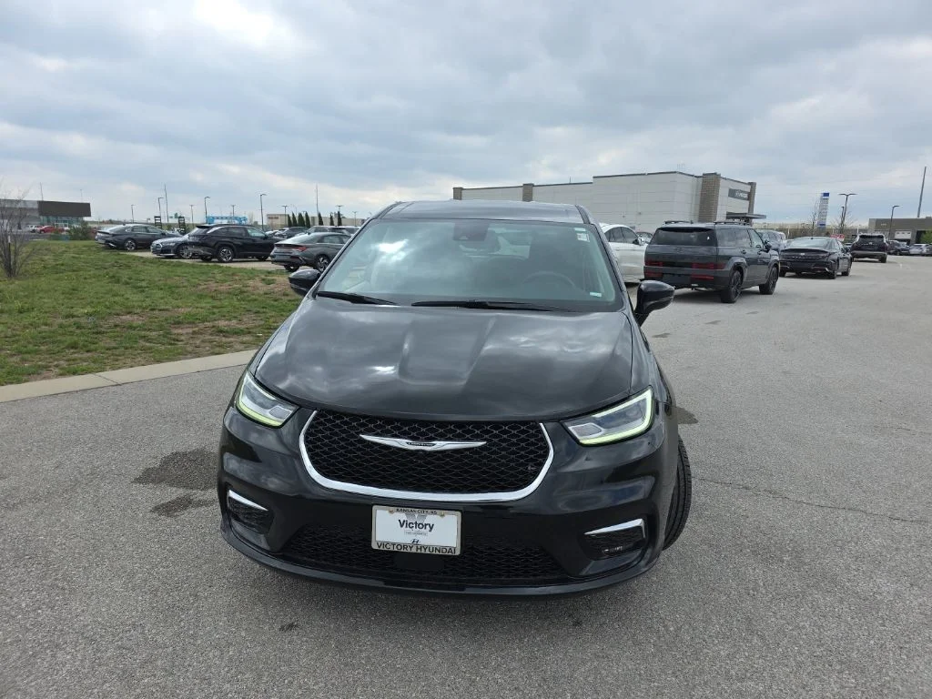 Used 2024 Chrysler Pacifica Touring L with VIN 2C4RC1BG4RR179922 for sale in Kansas City