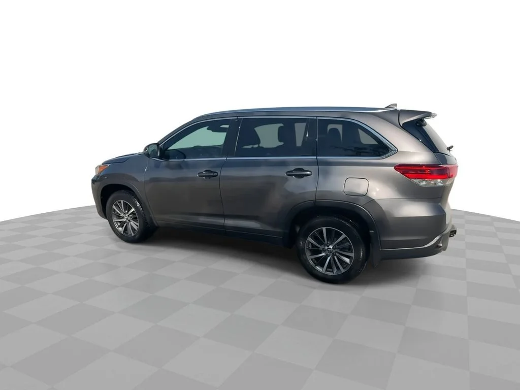 Used 2018  Toyota SE image 6