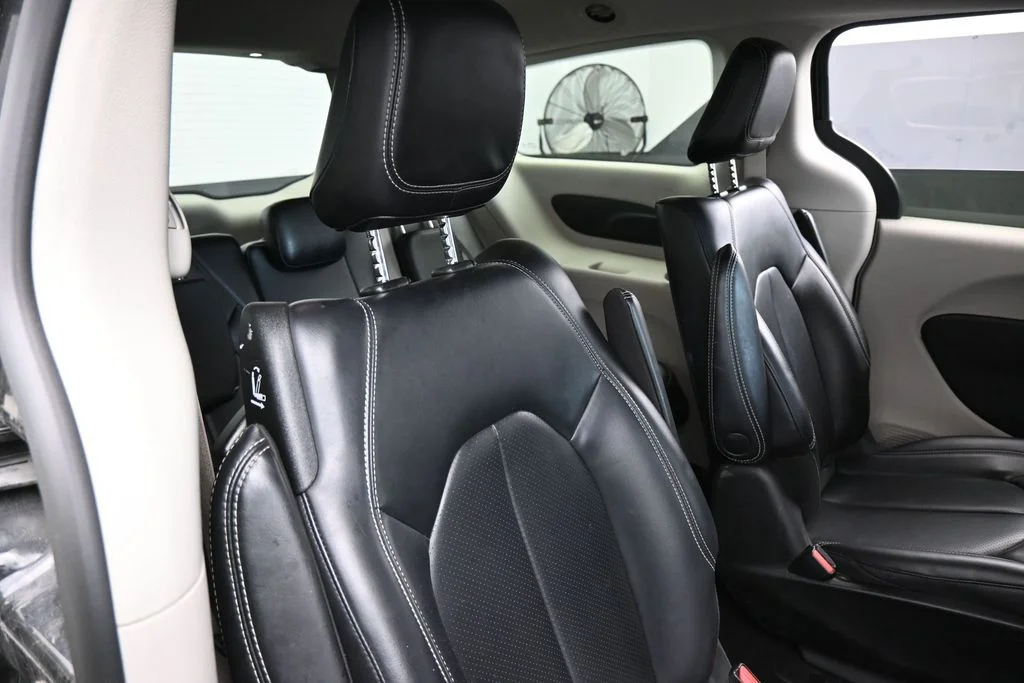 Used 2023 Brilliant Black Crystal Pearlcoat Chrysler Touring L image 38