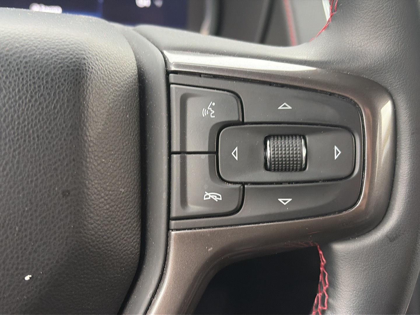 Used 2023 Wh Chevrolet  image 17