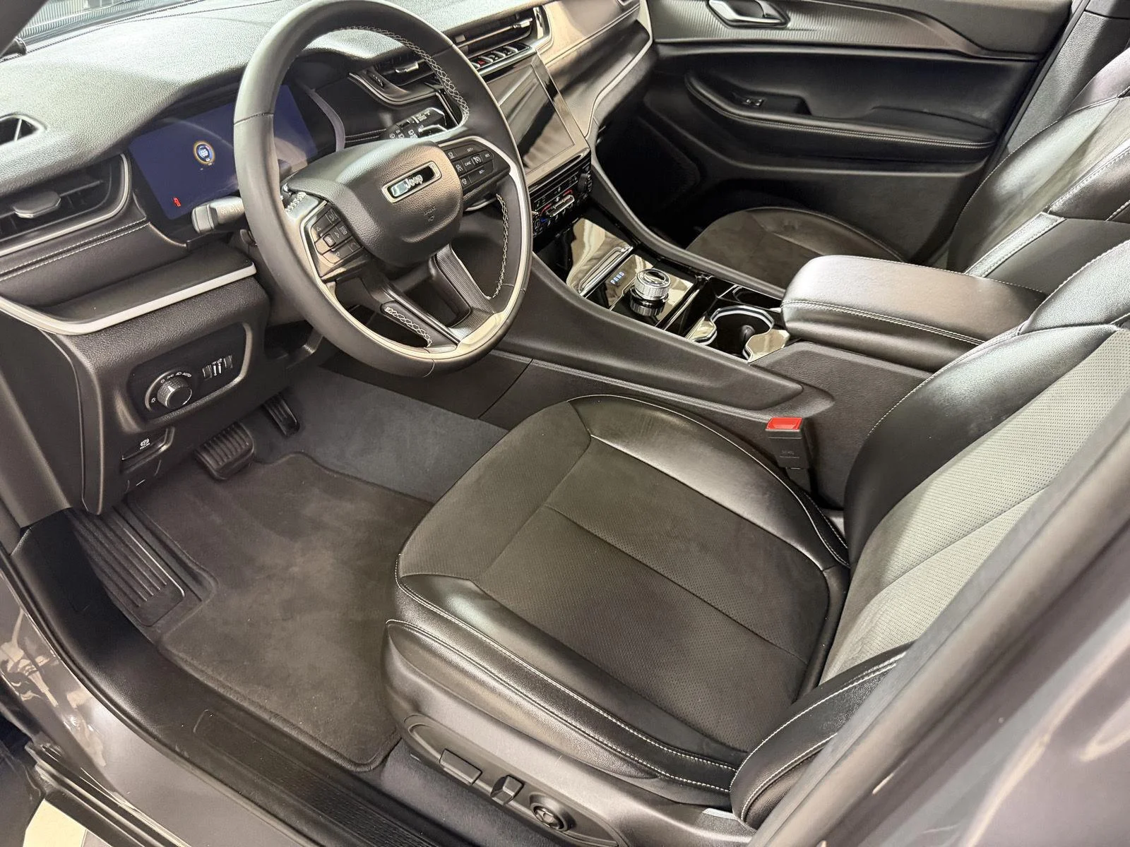 Used 2023 Baltic Gray Metallic Clearcoat Jeep Altitude image 9