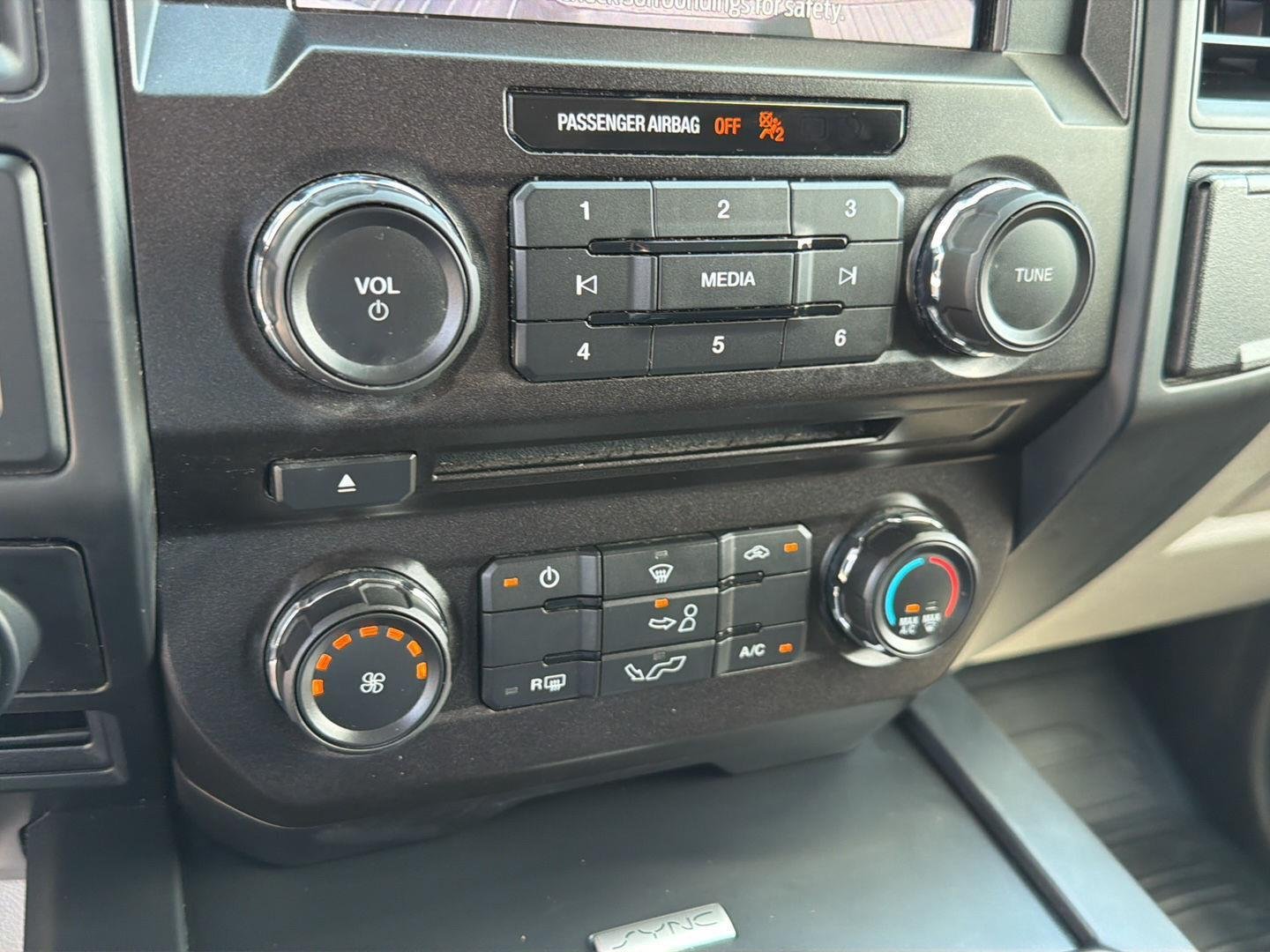 Used 2018 Oxford White Ford XL image 25