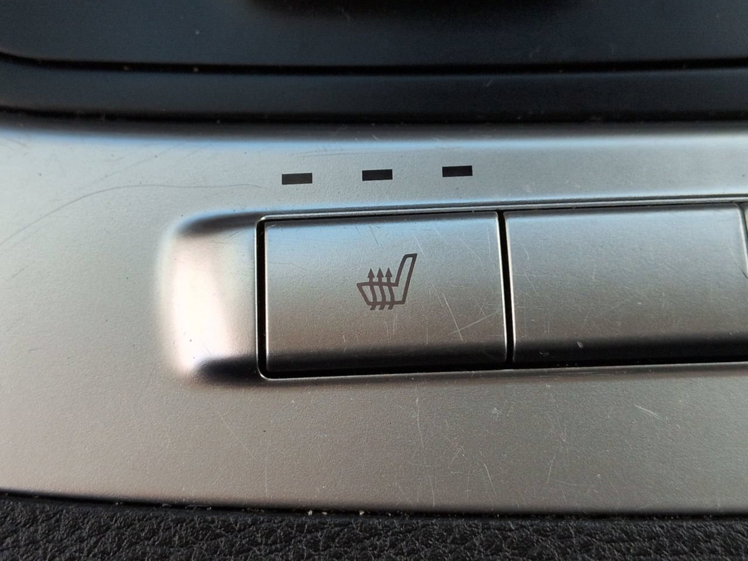 Certified Used 2025 Snow White Pearl Kia LXS image 34