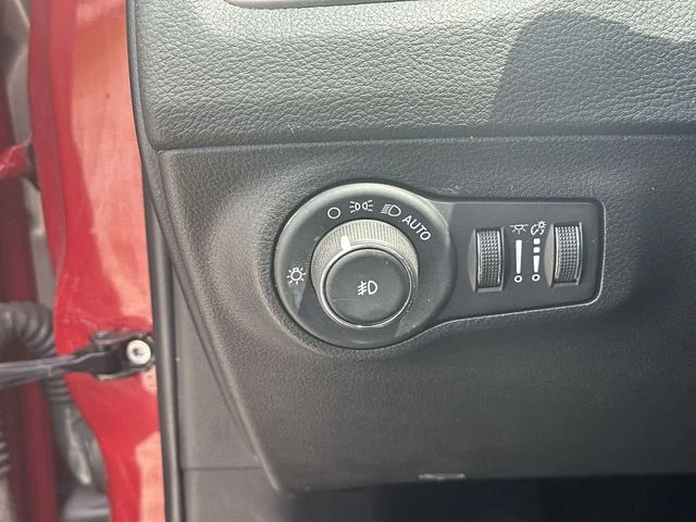 Used 2019 Red Jeep Latitude image 18