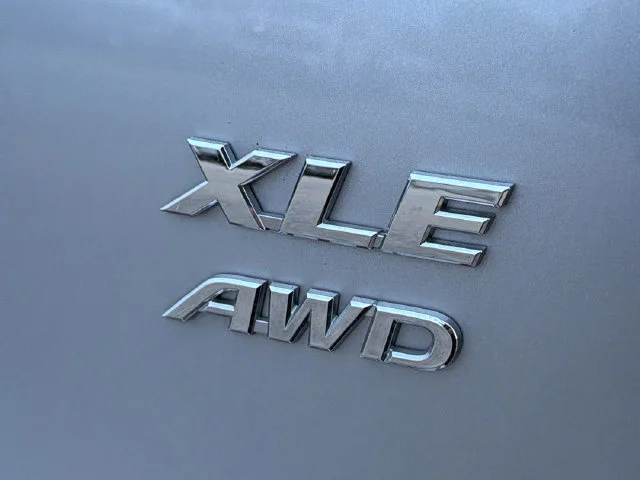 Used 2018 Silver Toyota XLE image 34