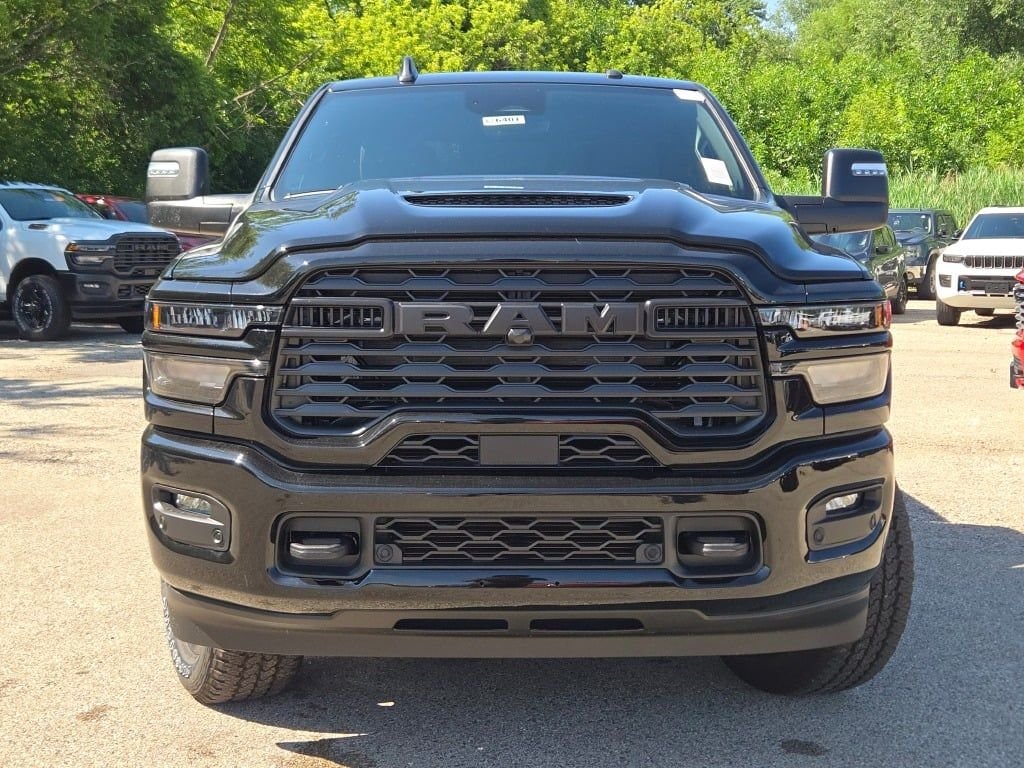 New 2026 Diamond Black Crystal Pearl-Coat Exterior Paint RAM Tradesman image 4