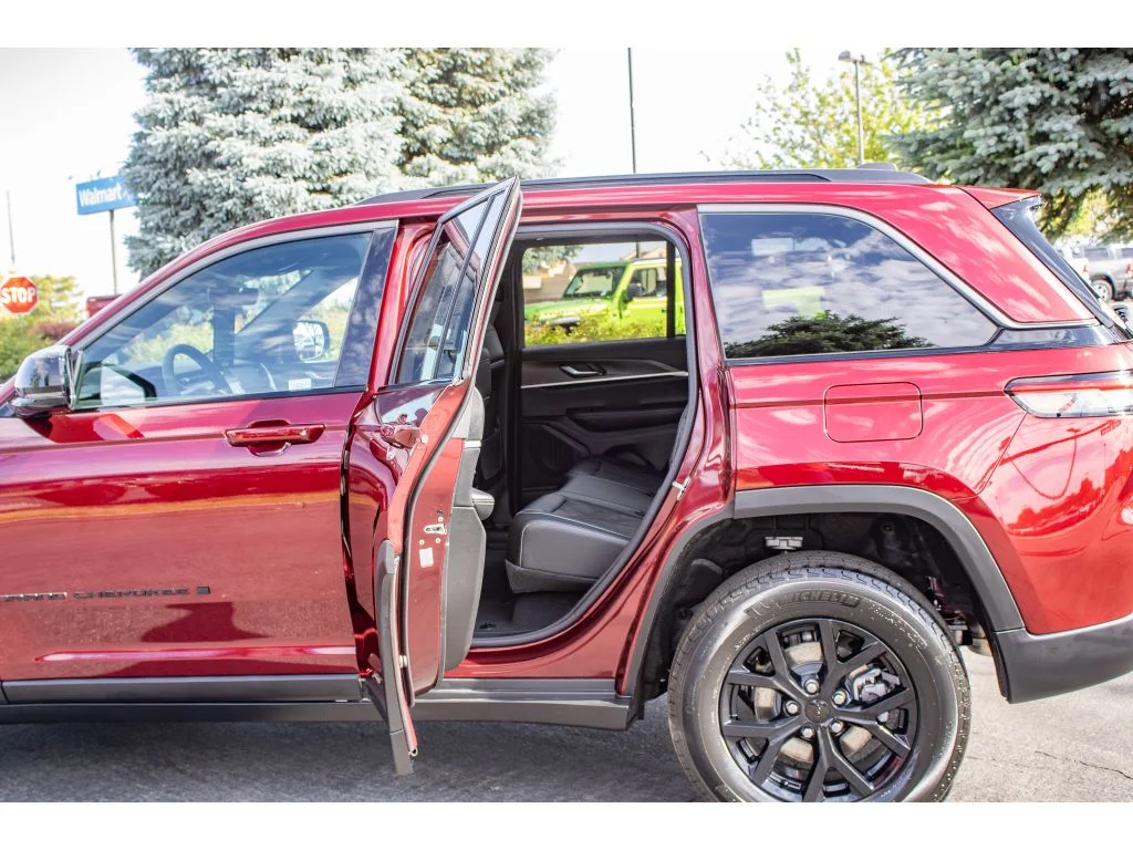 New 2026 Velvet Red Pearlcoat Jeep Laredo Altitude image 15