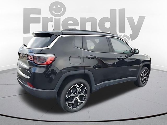 New 2026 Diamond Black Crystal Pearl-Coat Exterior Paint Jeep Limited image 5