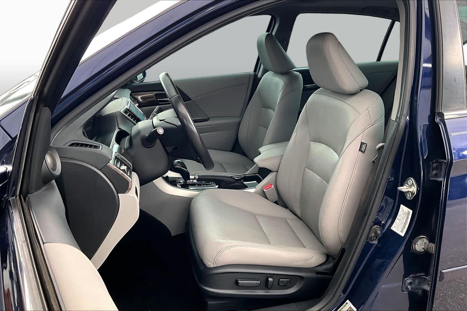 Used 2017 Obsidian Blue Pearl Honda EX-L image 8