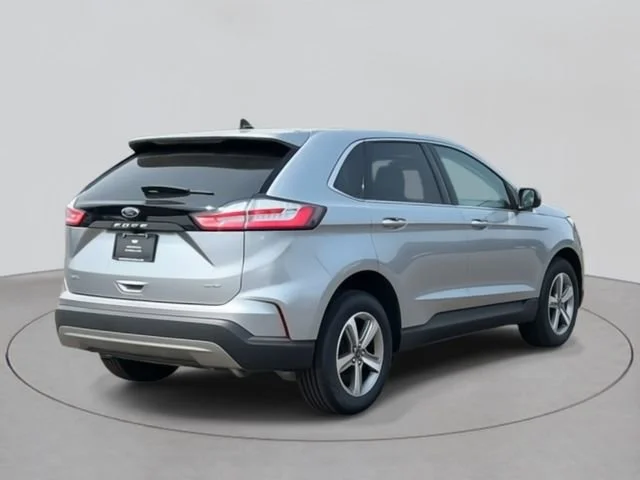 Used 2022 Silver Ford SEL image 4