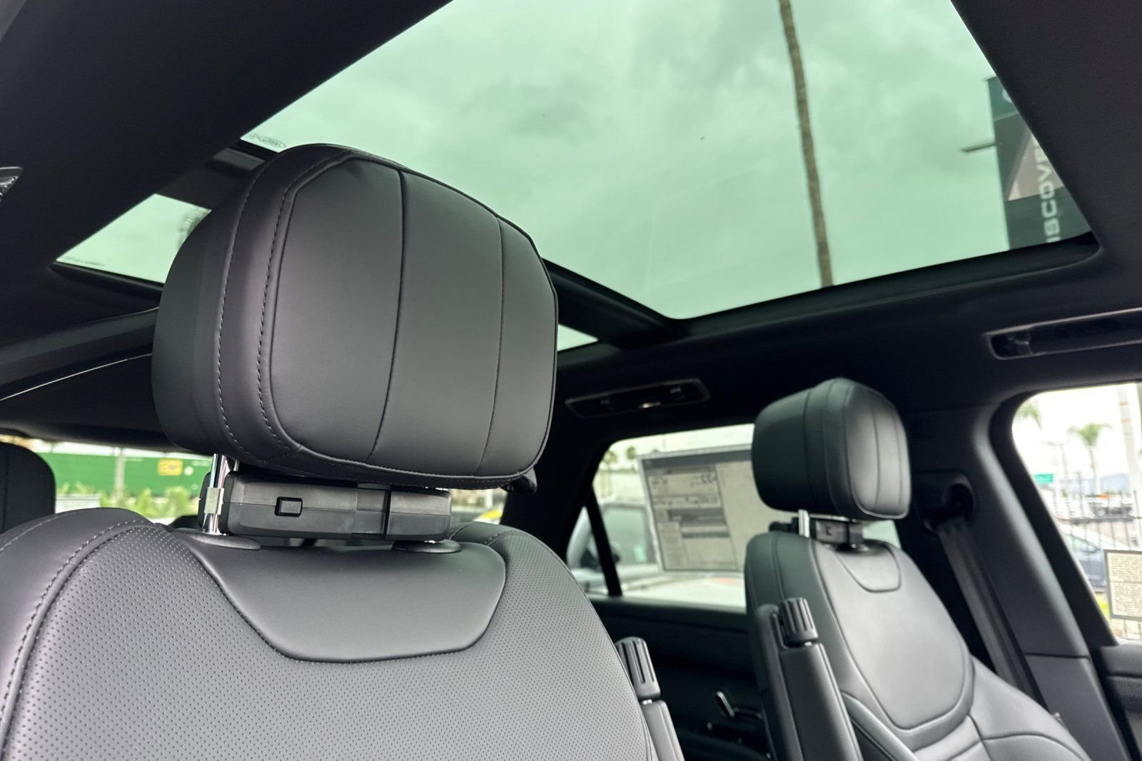 New 2026 Santorini Black Land Rover SE image 18