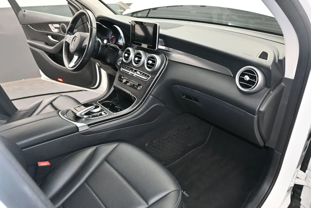 Used 2016  Mercedes-Benz GLC 300 image 24