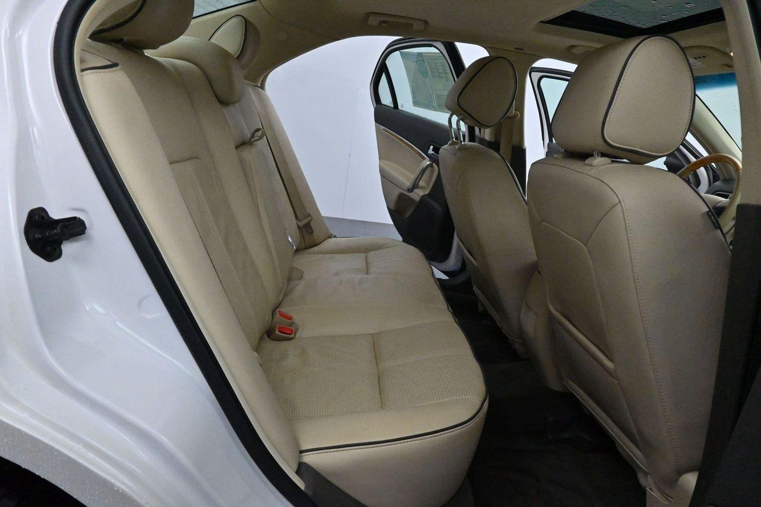 Used 2012 White Platinum Metallic Tricoat Lincoln 4dr Sdn FWD image 31