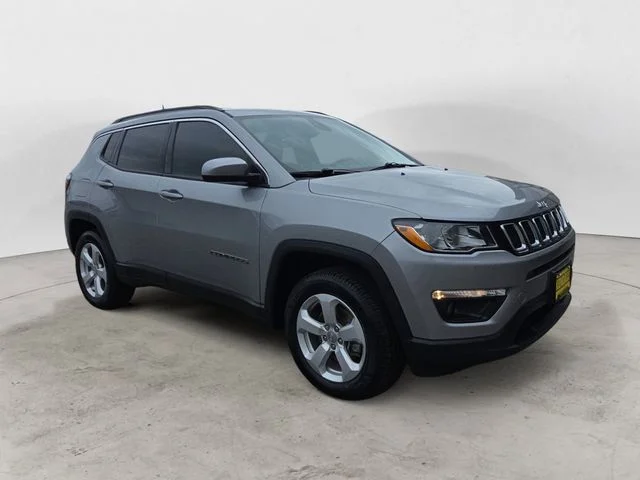 Used 2017 Silver Jeep Latitude image 7