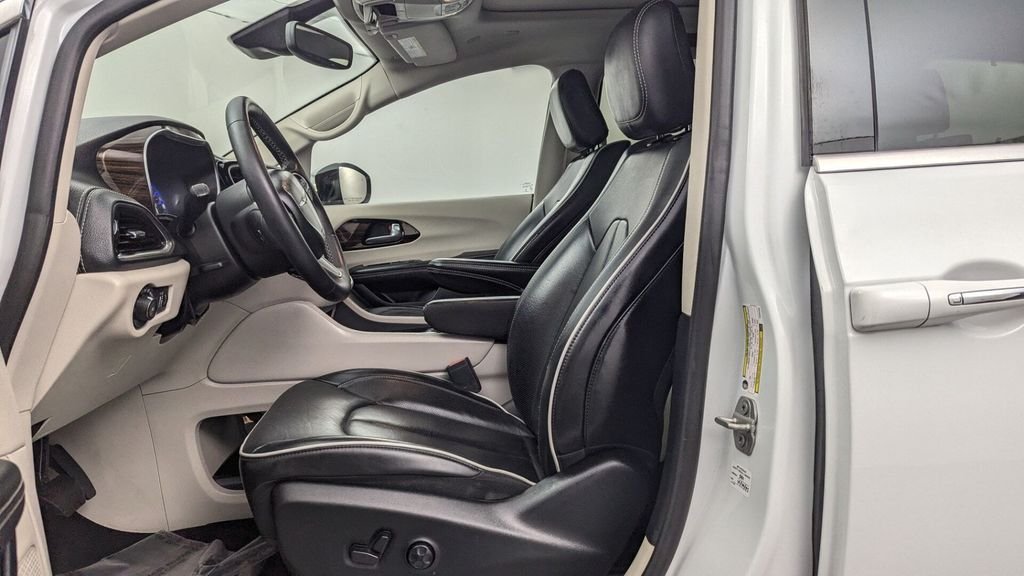 Used 2023 White Chrysler Limited image 8
