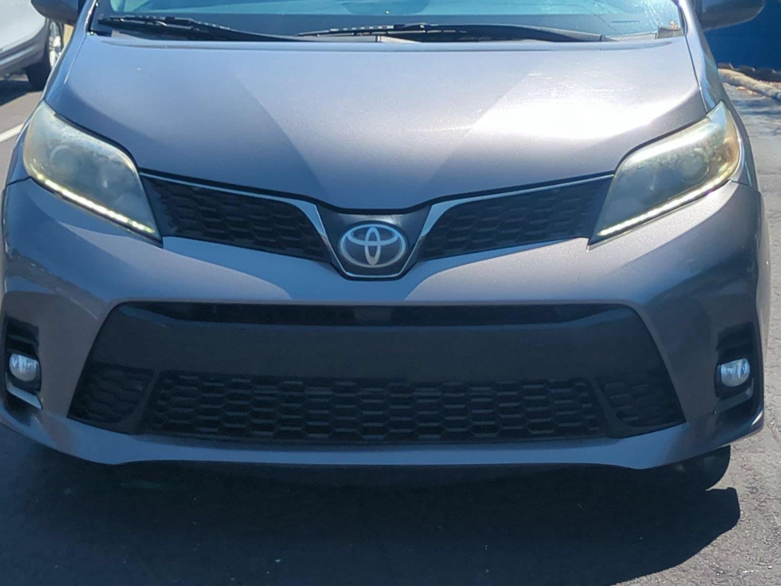 Used 2018  Toyota SE image 14