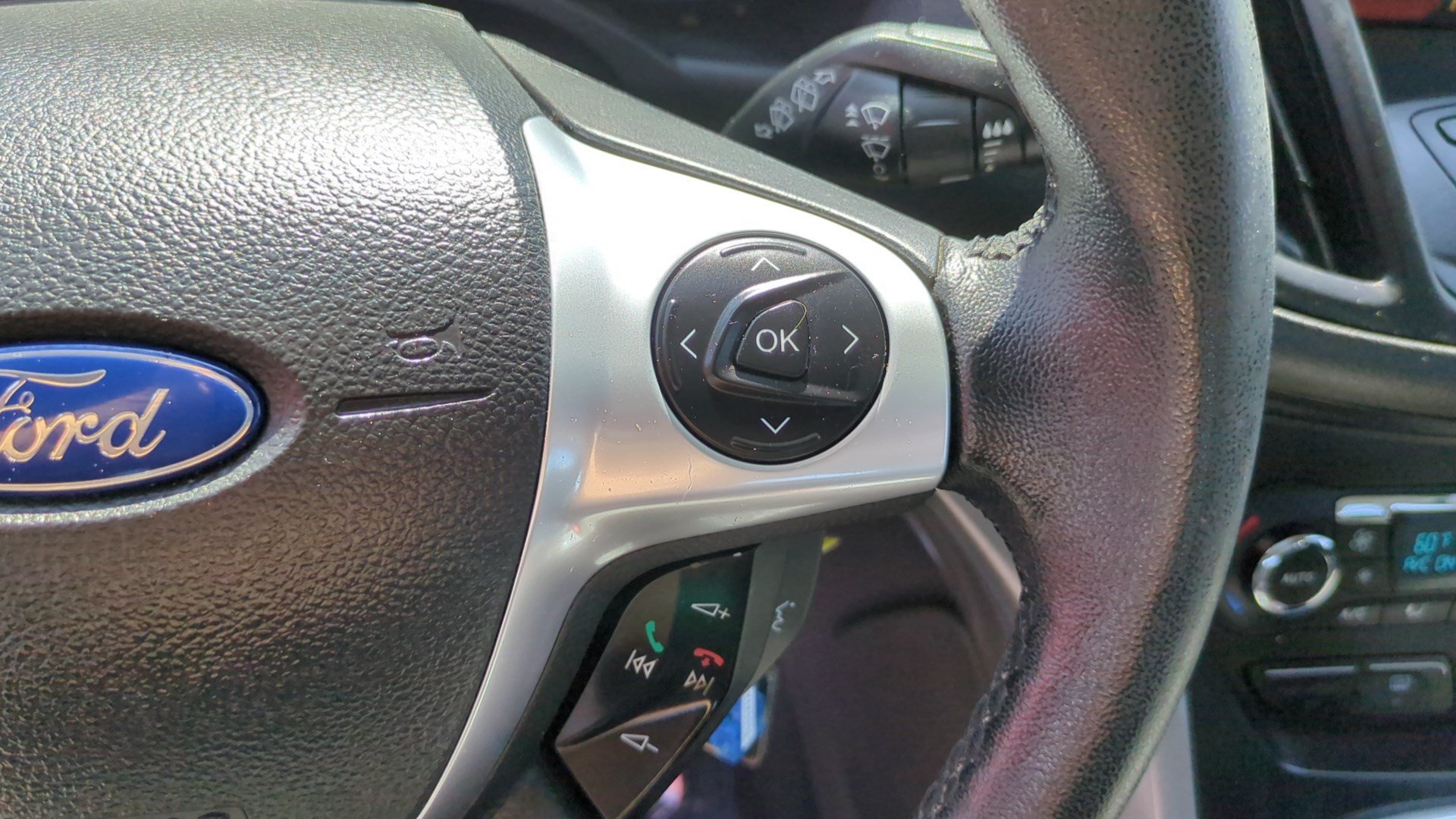Used 2015 White Platinum Clearcoat Metallic Ford SE image 18
