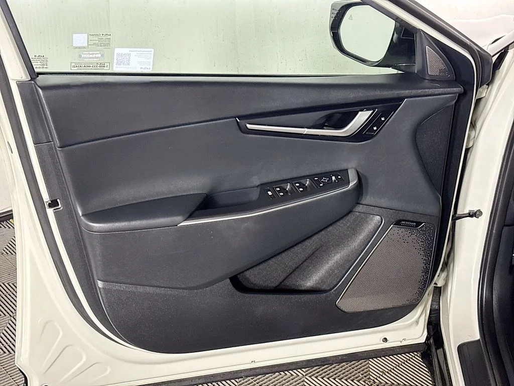 Used 2023 White Kia Wind image 10