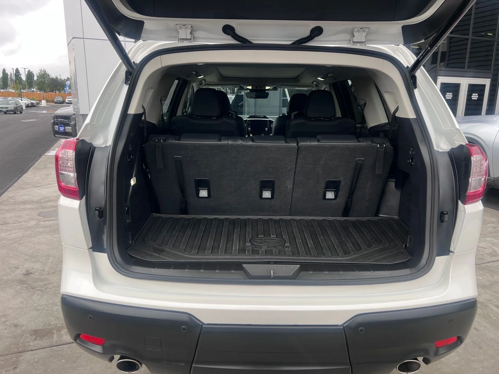 Used 2025 Crystal White Pearl Subaru Limited image 17