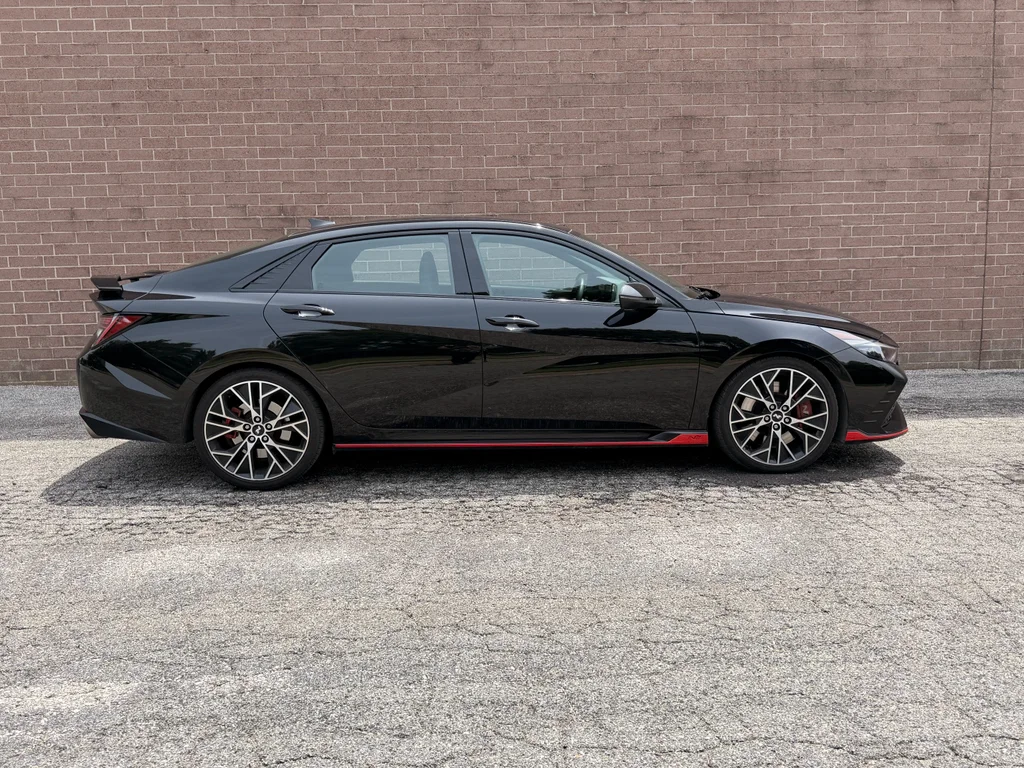 Used 2023 Onyx Black Hyundai Base image 6