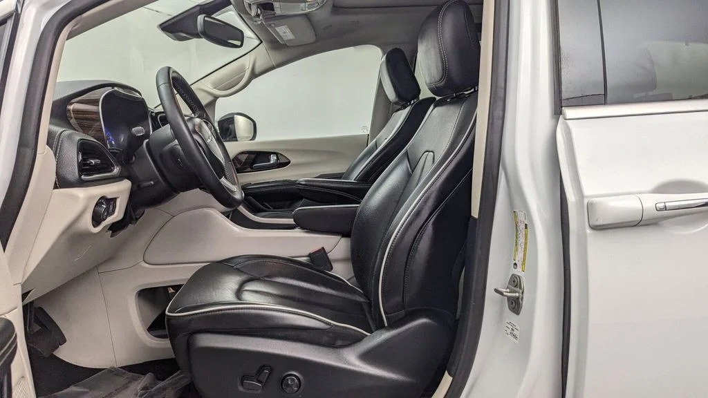 Used 2023 White Chrysler Limited image 8