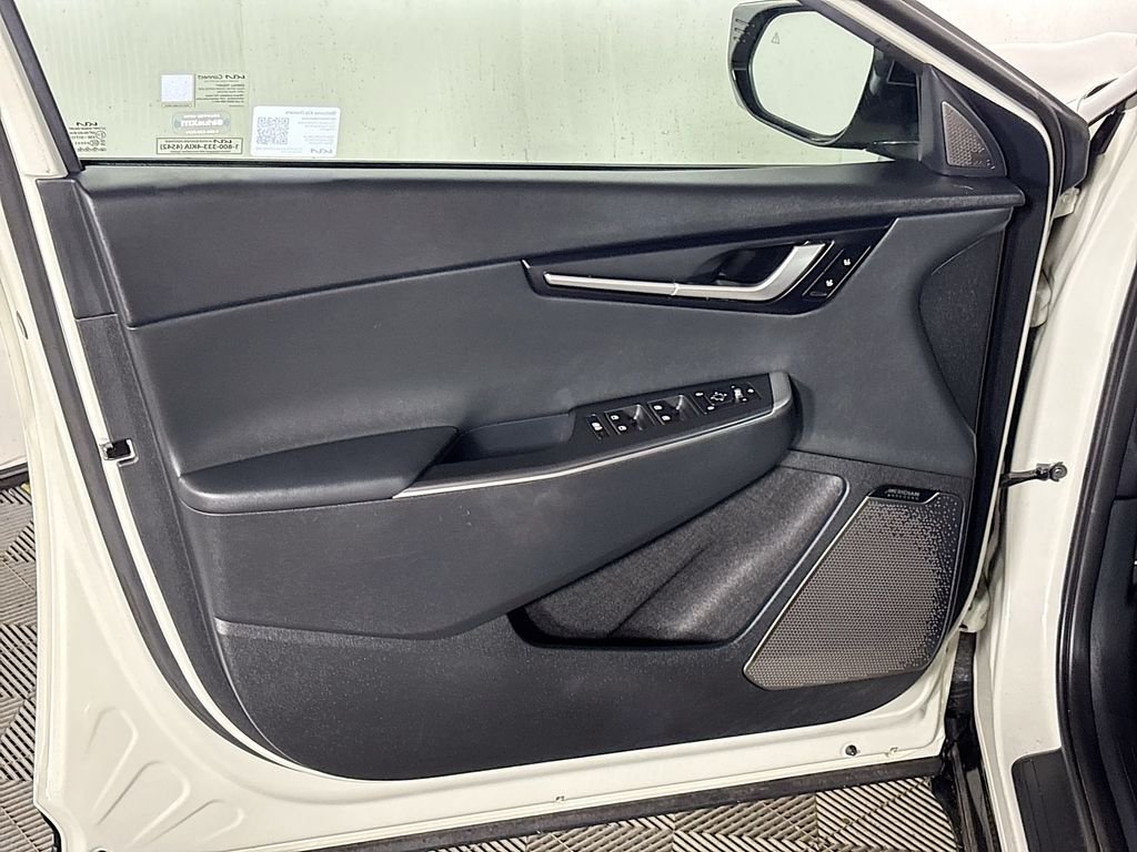 Used 2023 White Kia Wind image 10