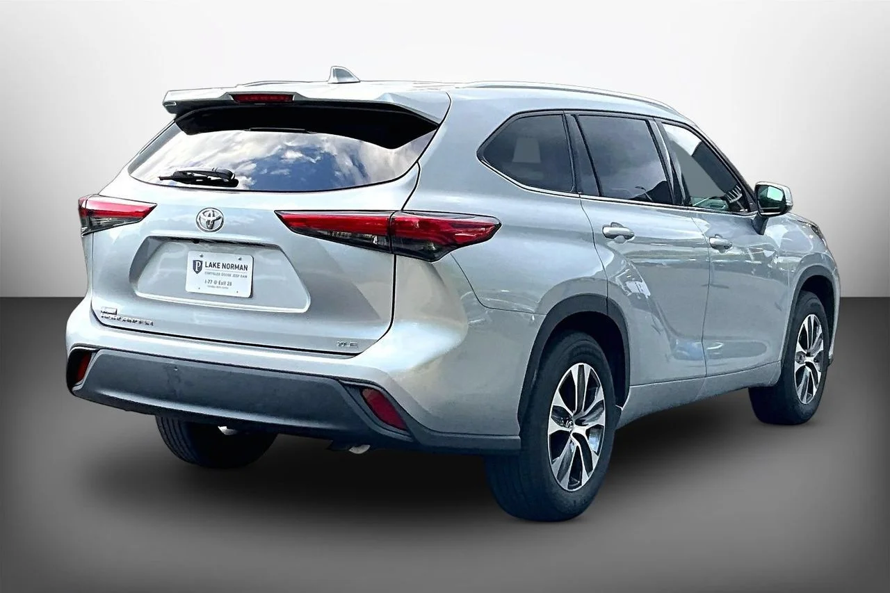 Used 2021 Silver Toyota XLE image 8