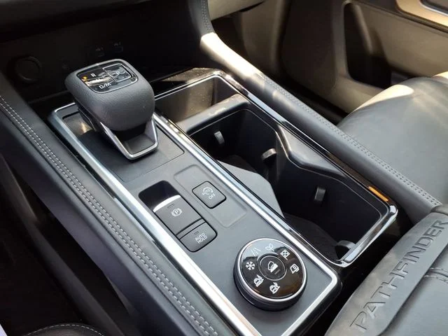 Used 2023 White Nissan Platinum image 8