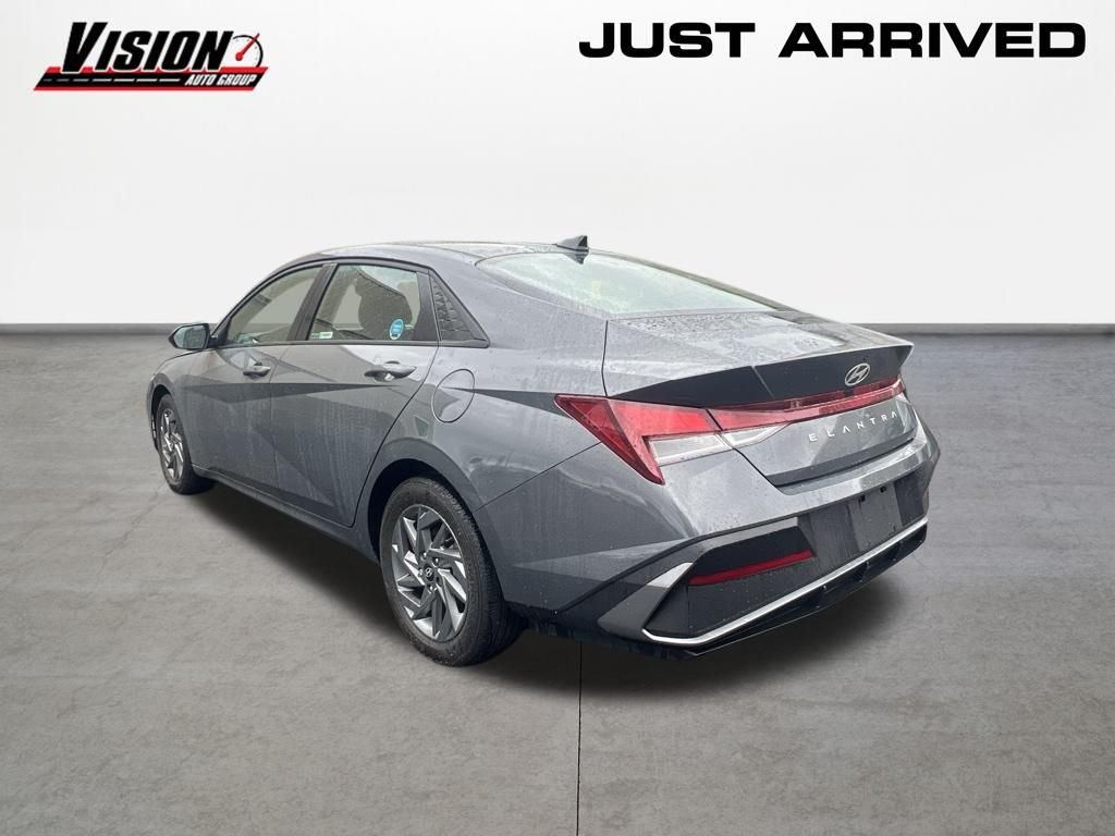 Used 2024 Gray Hyundai SEL image 8