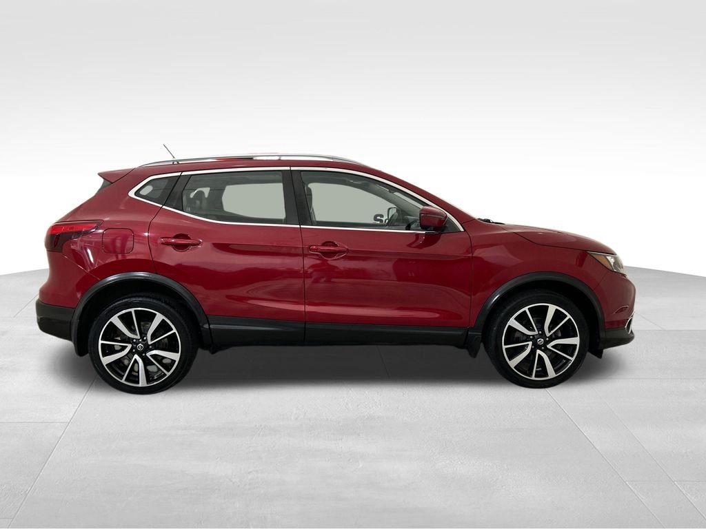 Used 2018 Red Nissan SL image 6