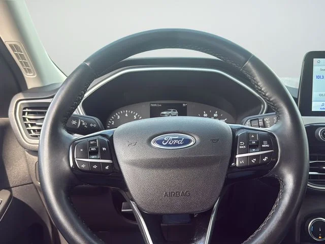Used 2022 Red Ford SE image 28
