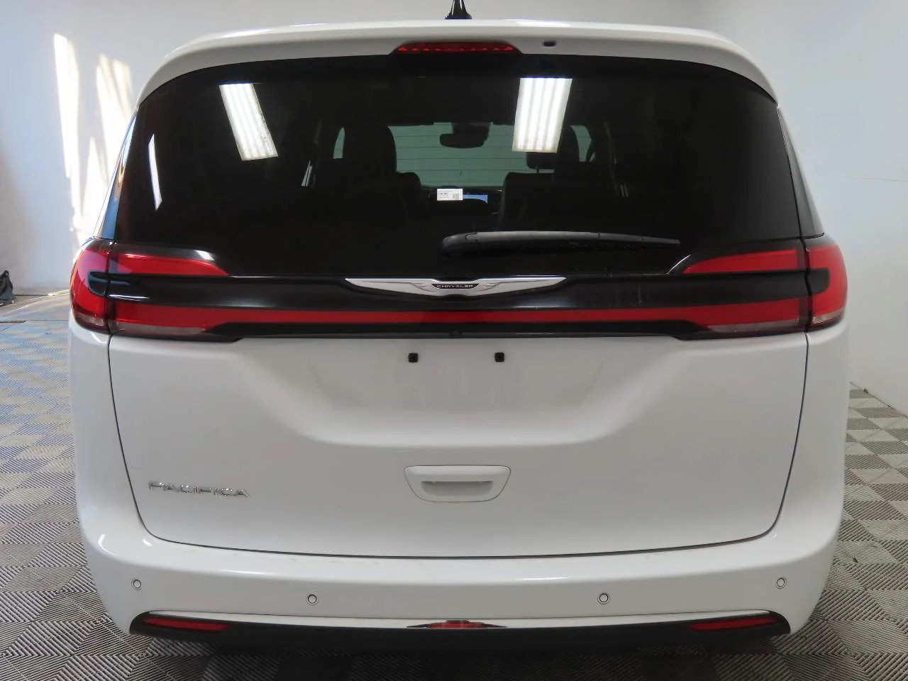 Used 2025 Bright White Clear Coat Chrysler Select image 4