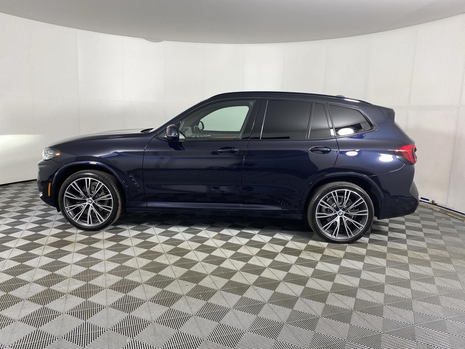 Used 2024 Carbon Black Metallic BMW xDrive30i image 4