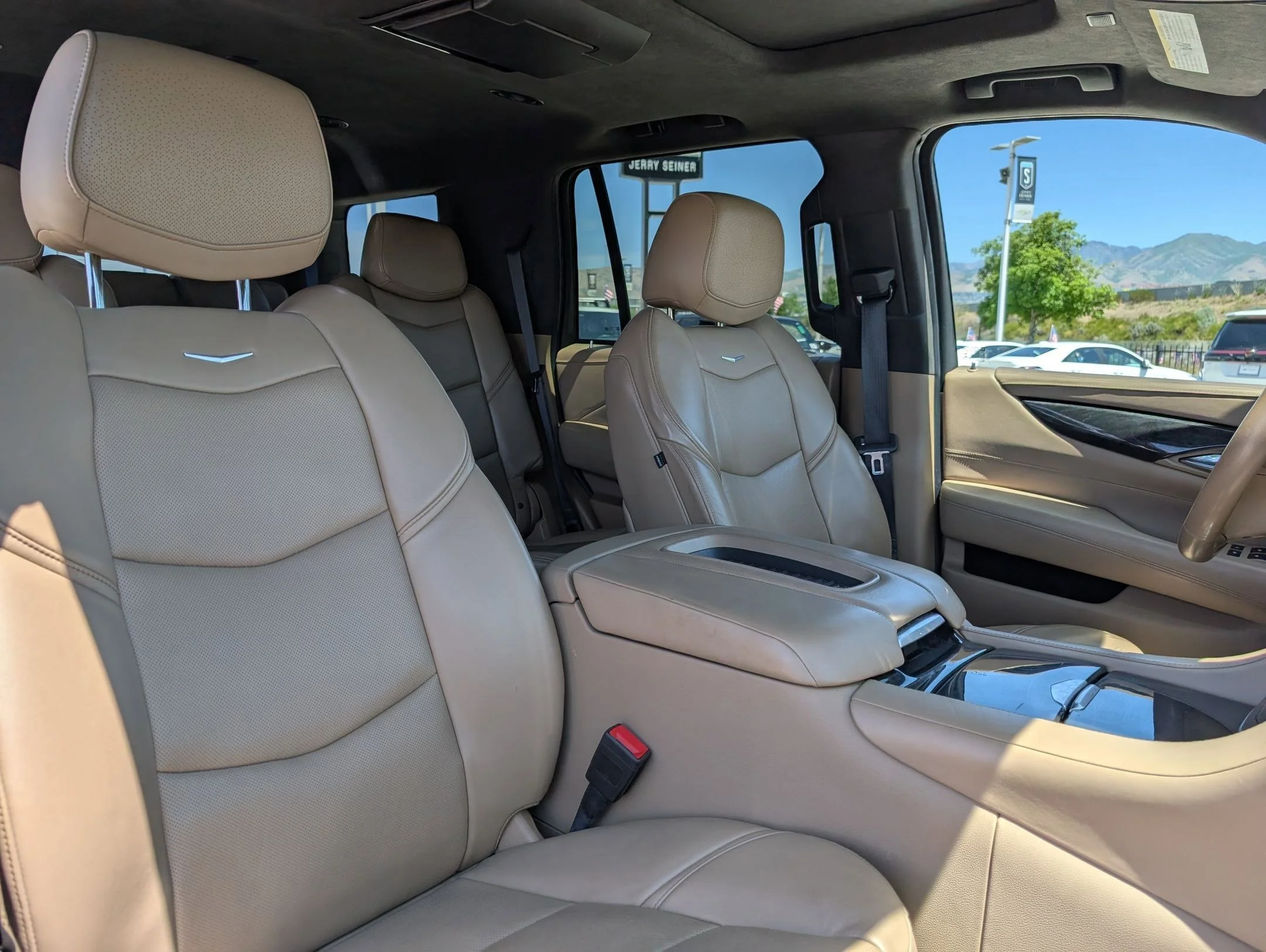 Used 2020 Crystal White Tricoat Cadillac Platinum image 30