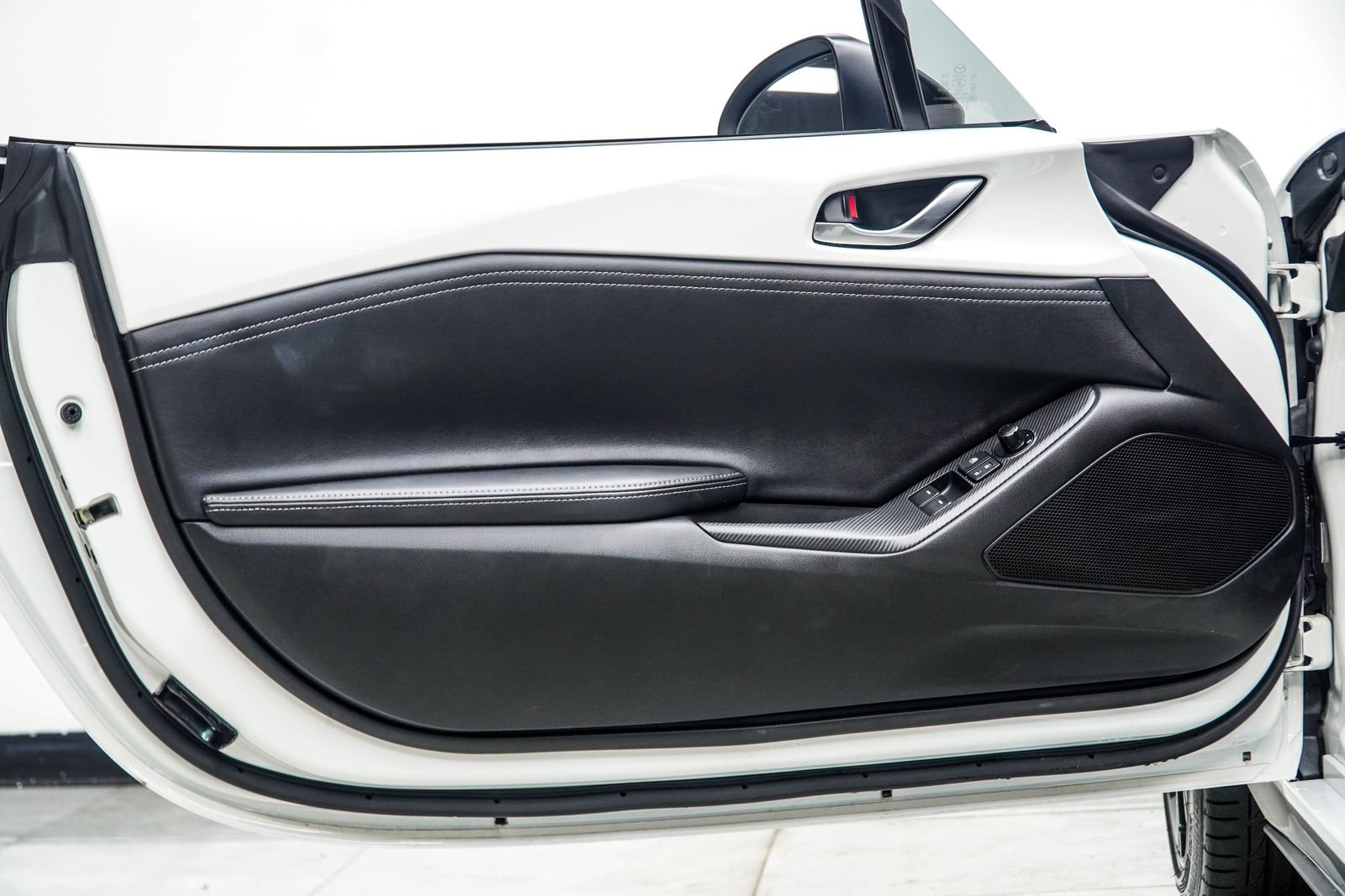 Used 2025 White Mazda Club image 36