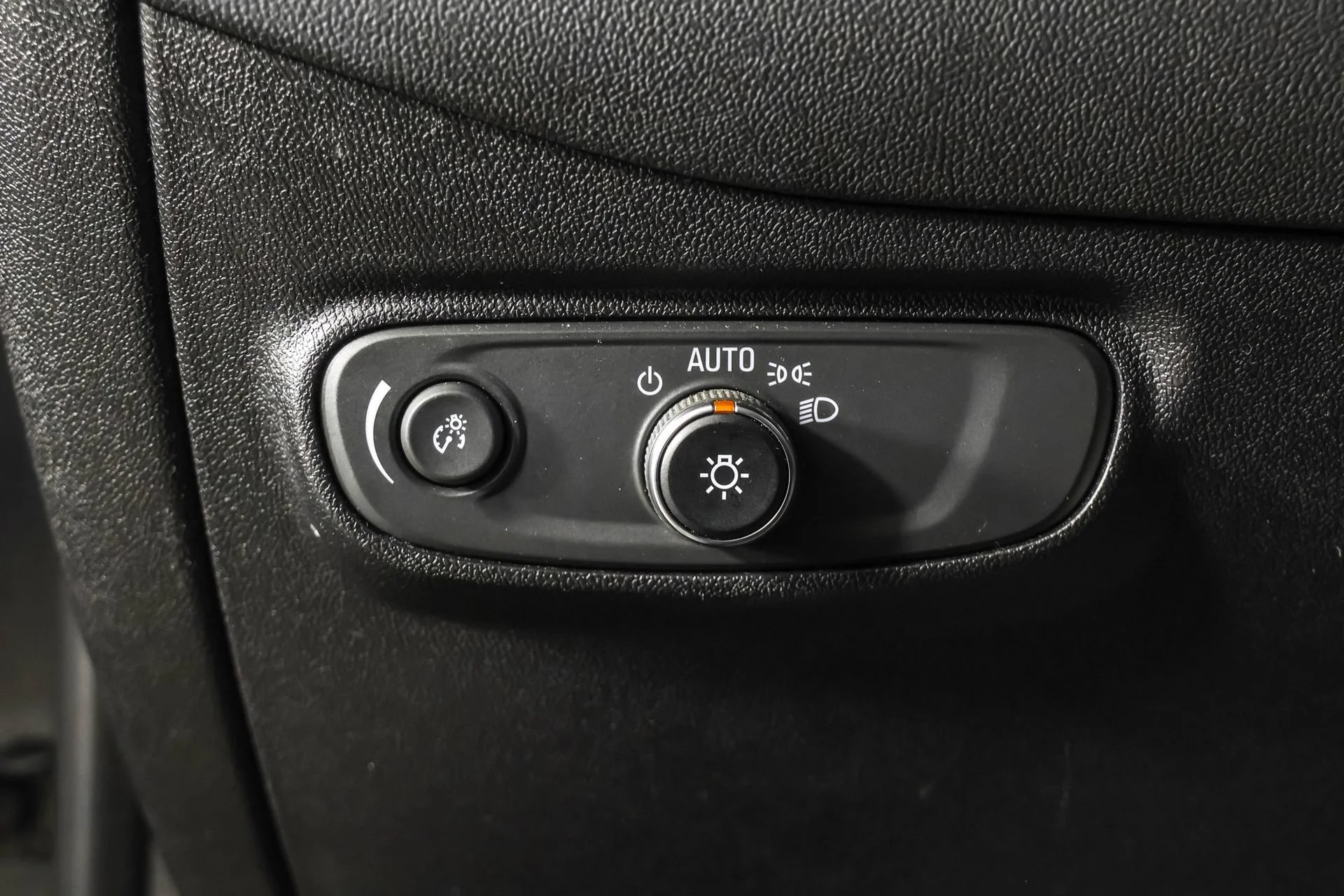 Used 2018 NIGHTFALL GRAY METALLIC Chevrolet LT image 24