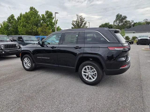 New 2026 Diamond Black Crystal Pearl-Coat Exterior Paint Jeep Laredo image 9