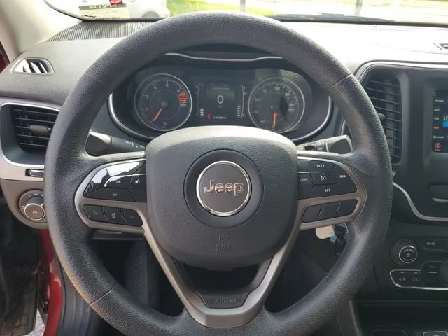Used 2019 Red Jeep Latitude image 10