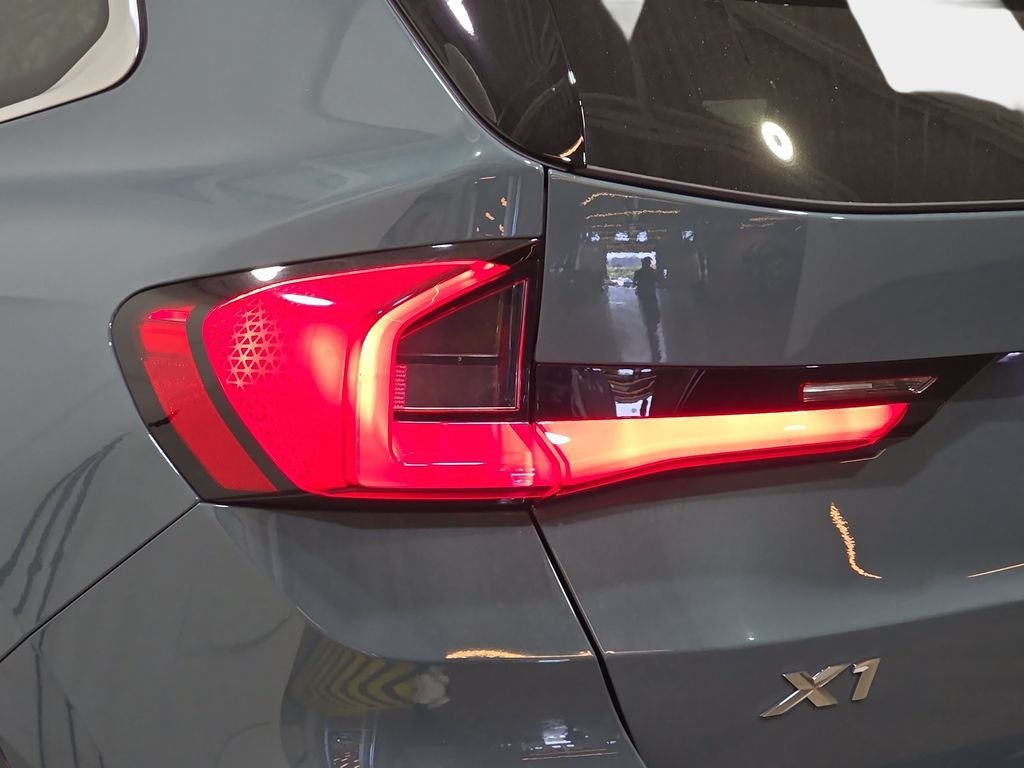 Used 2023 Green BMW xDrive28i image 37