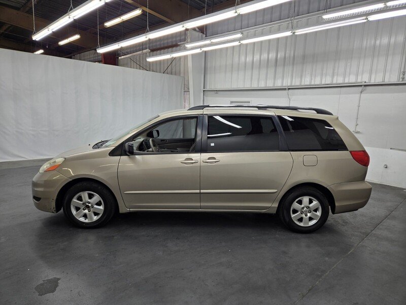 2007 Toyota Sienna LE photo 2
