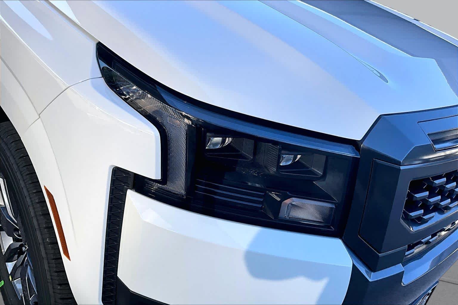 New 2027 Glacier White Nissan SV image 18